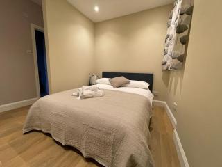 KingsHouse In Cheam Village - 2