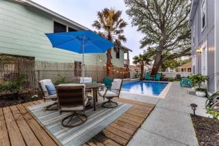 5/3 with a heated pool 2 min from beach, updated - 3