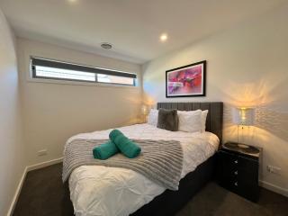 Stunning Dickson Luxe 3BR 2Bath Double Garage WiFi Brand New Home - Canberra - 8