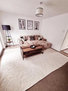 2 Bed Cosy Aylesbury House with Parking - 8