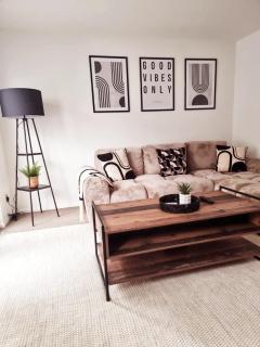 2 Bed Cosy Aylesbury House with Parking - 9