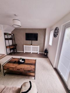 2 Bed Cosy Aylesbury House with Parking - 7