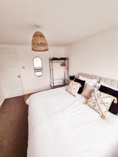 2 Bed Cosy Aylesbury House with Parking - 2