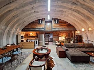 Hill Country Hangar with hottub, 7 minutes from the river and lake - 4