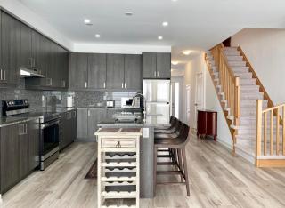 3 Bedroom Well-designed Townhouse in Whitby - 1