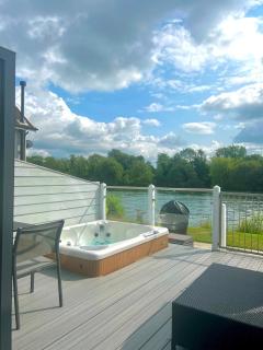 Modern Cotswold Home w Hot Tub - South Cerney - 0