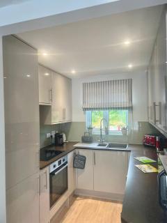 Modern Cotswold Home w Hot Tub - South Cerney - 9