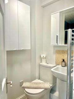 Modern Cotswold Home w Hot Tub - South Cerney - 2