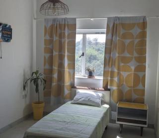 Room in a spacious modernist Apt with views & pool - 7