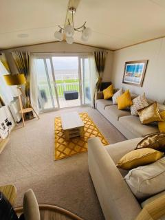 Gorgeous 7 Berth Caravan With Decking And Full Seaviews At Hopton Ref 80053S - Great Yarmouth - 7