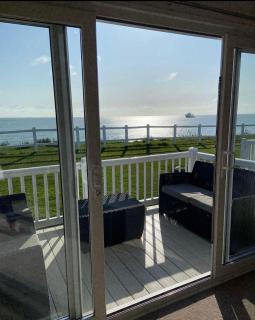 Gorgeous 7 Berth Caravan With Decking And Full Seaviews At Hopton Ref 80053S - Great Yarmouth - 6