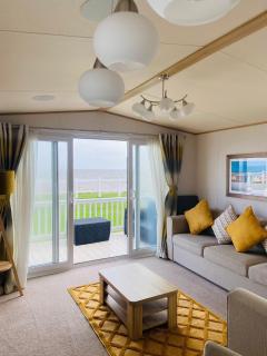 Gorgeous 7 Berth Caravan With Decking And Full Seaviews At Hopton Ref 80053S - Great Yarmouth - 5