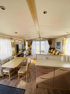 Gorgeous 7 Berth Caravan With Decking And Full Seaviews At Hopton Ref 80053S - Great Yarmouth - 4