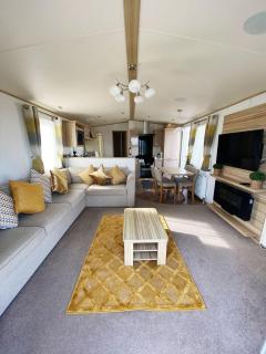 Gorgeous 7 Berth Caravan With Decking And Full Seaviews At Hopton Ref 80053S - Great Yarmouth - 8