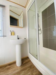 Gorgeous 7 Berth Caravan With Decking And Full Seaviews At Hopton Ref 80053S - Great Yarmouth - 3