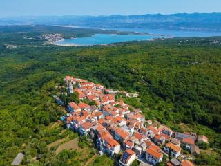 Modern villa with pool, whirpool in quiet area - by Traveler tourist agency Krk ID 2180 - Gostinjac - 1