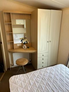 Great Caravan On A Family Holiday Park In Essex, Ref 37055G - 6