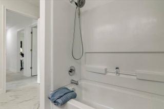 Updated 4 bedroom home in Oragnefield - Orange - 7