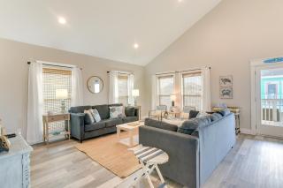 Relax Poolside, Walk to Sand! Galveston Family Gem - 7