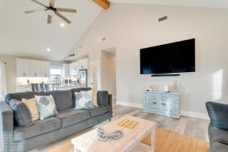 Galveston Home with Pool Access, Walk to Beaches! - Galveston - 5