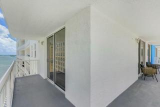 Newly-renovated Corner 3BR Suite with BALCONY and POOL - Miami - 4