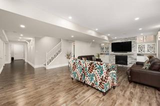 Walk-out Basement Apartment with Private Entrance - Brampton - 5