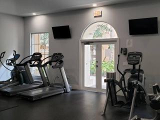 Pet-Friendly Aventura Pool, Beach, Golf, Gym - 2