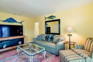West Palm Beach Home with Fenced-In Yard and Deck! - West Palm Beach - 4