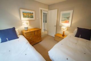 Mesmerising sea views - Penrose - above the beach Cornwall. - 3