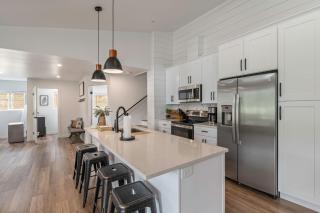 Welcome! 4 bedroom (6 bed) 3 bath River House - - 4