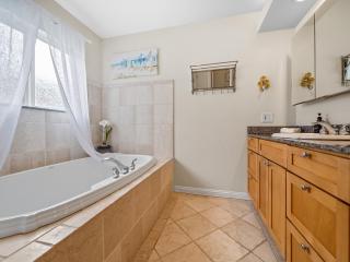 Luxury beach home one block from ocean with spa, WiFi, & gorgeous outdoor space - San Diego - 1