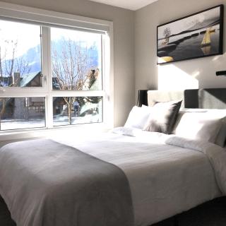 Brand New 2BR Condo with Outdoor Swimming Pool and Hot Tub - Canmore - 5