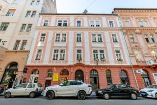 Modern Luxe Retreat - Budapest - 8