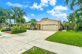 Spacious 4BR/3BA pool home, stylishly decorated - 4