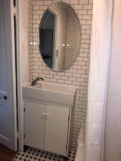 Urban Oasis with Private Laundry: Steps from DTLA - 5