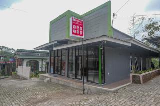 RedDoorz Syariah @ Jalan Dieng Wonosobo 2 - Garung - 3