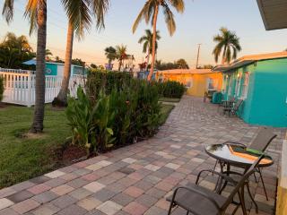 Poolside King Cottage with Kitchen - 10 Minutes to Beach! - Fort Myers - 8