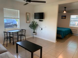 Poolside King Cottage with Kitchen - 10 Minutes to Beach! - Fort Myers - 2