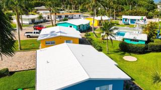Poolside King Cottage with Kitchen - 10 Minutes to Beach! - Fort Myers - 7