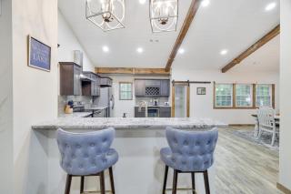 Whiskey Pines Retreat! Single Level Home, Outdoor Firepit, AC, BBQ! Sleeps 9 in Lake Harmony! - Lake Harmony - 5