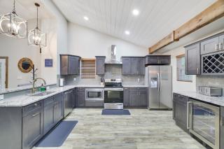 Whiskey Pines Retreat! Single Level Home, Outdoor Firepit, AC, BBQ! Sleeps 9 in Lake Harmony! - Lake Harmony - 1