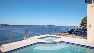 Waters Edge - Point Clare - Pool - Spa - Private Jetty - Point Clare - 8