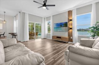 4 Bathrooms- 3 Bathrooms- Cresent Lakes 5305 Cv - 7