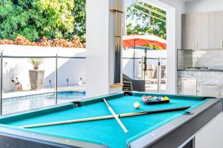 3 2 Family friendly Brand New Home w Pool - Miami - 9