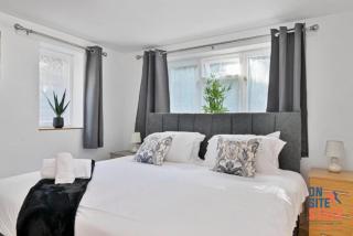 OnSiteStays - Tranquil 2 Bedroom Apartment with Large Kitchen, Private Garden near Wimbledon Station - 6