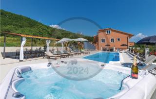 Beautiful Home In Sinj - 8