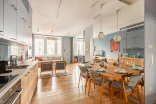 Bauhaus Luxury 2-Bedroom in The Absolute Center - Budapest - 3