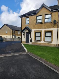 Family home sleeps 6 plenty of parking - Portrush - 0