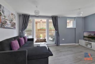 OnSiteStays - Contemporary 2 Bed Apt with Ensuite, 2 x Free Parking Spaces & a Balcony - 3
