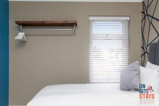 OnSiteStays - Stylish 4 BR House with Beautiful Outdoor Space, Wi-Fi & Smart TVs - 4